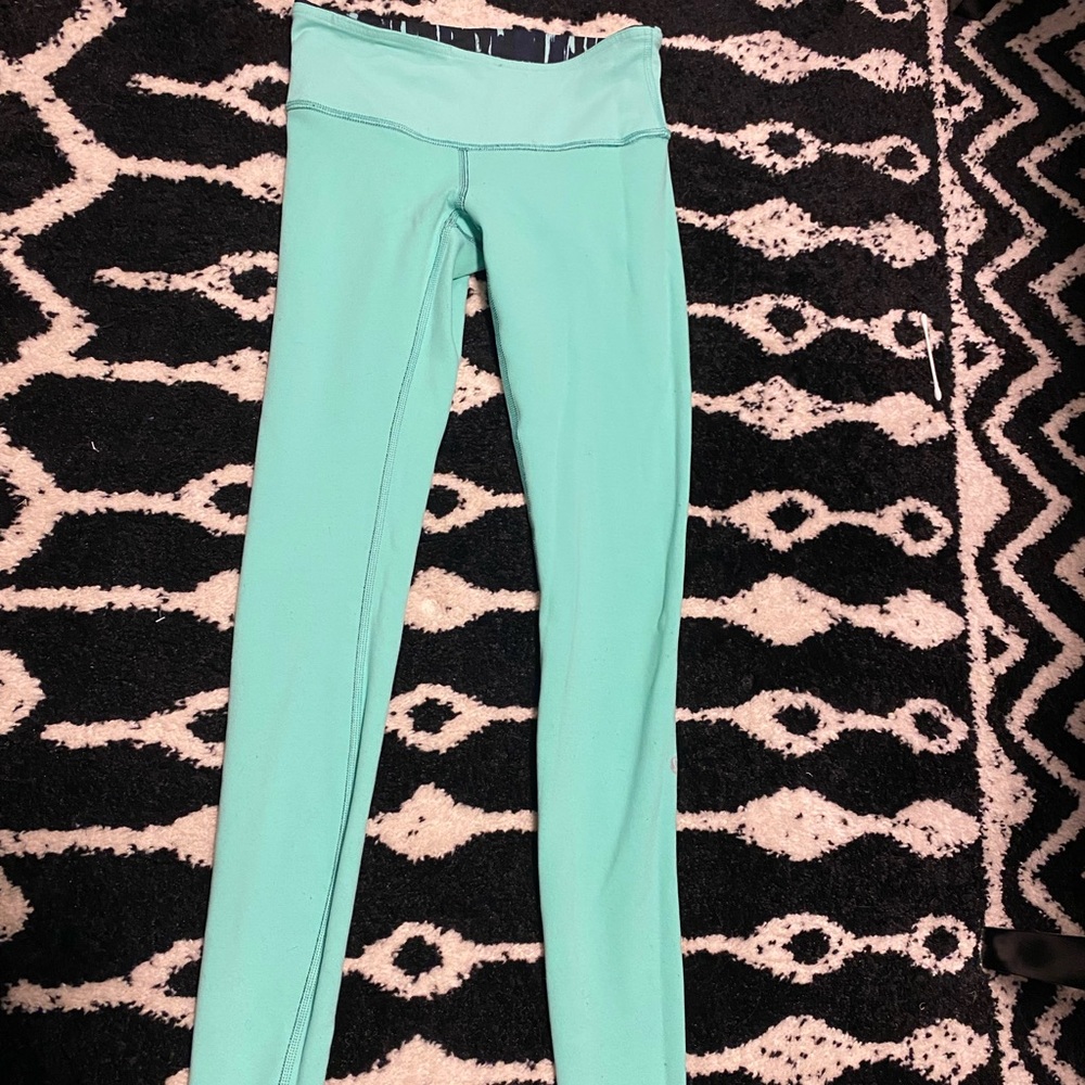 Lululemon Reversible leggings!! Size 4! - Picture 2 of 2